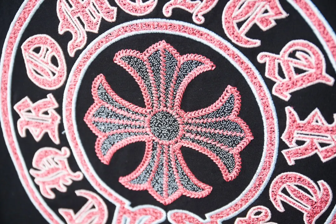 🅿️200 Ch*ome Hearte 25SS Early Spring New Style Embroidered Crow Heart Short Sleeves Light Luxury Essential Item for Daily Commuting for Men and Women Correct Version Welcome to Compare Detailed Features · 320g 100% pure cotton double yarn jersey fabric · Custom dyed in the same vat, special thickened 32 pieces double-strand 1X1 thread · Imported Tajima machine hollow embroidery ➕ tatami embroidered Crow Heart letters · Garment washing➕Tear on collar, cuffs, hem · Double-needle stitching across seams · Original main mark, washed tag, branded moisture-proof paper packaging Color: Black/White Size: S/M/L/XL